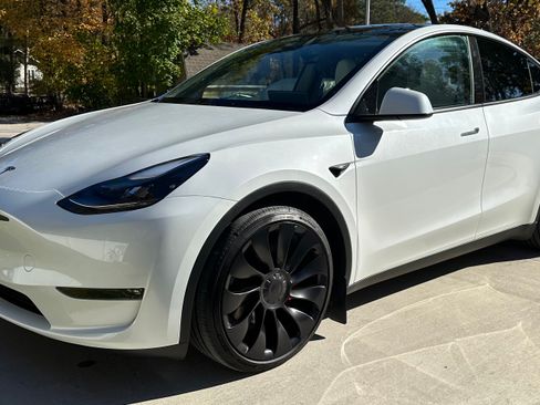 Used 2025 Tesla Model Y Performance image 8