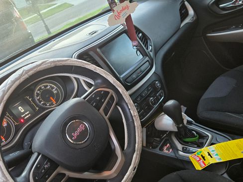 Used 2017 Jeep Cherokee Latitude w/ Safety/Convenience Group image 9