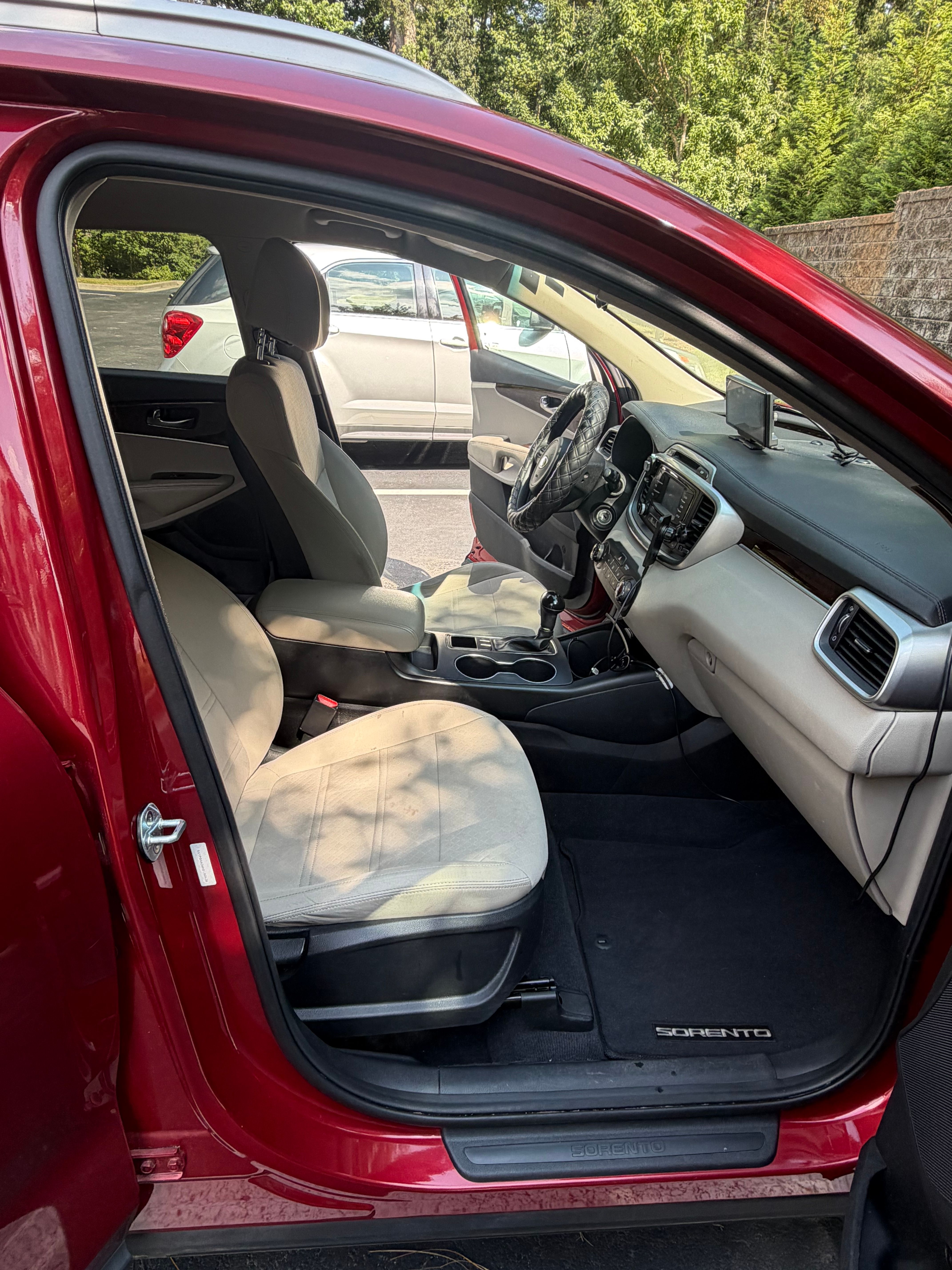 Used 2017 Kia Sorento FWD image 2