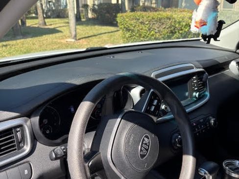 Used 2020 Kia Sorento LX image 16