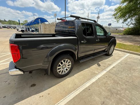 Used 2010 Nissan Frontier LE w/ LE Value Truck Pkg image 5