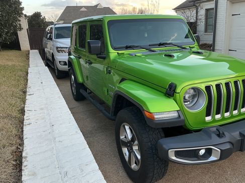 Used 2018 Jeep Wrangler Unlimited Sahara image 2