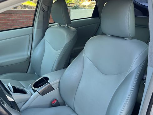 Used 2015 Toyota Prius Five image 8