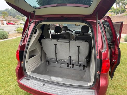 Used 2014 Volkswagen Routan SE image 9