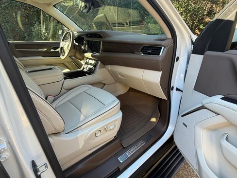 Used 2024 GMC Yukon XL Denali w/ Advanced Technology Package image 13