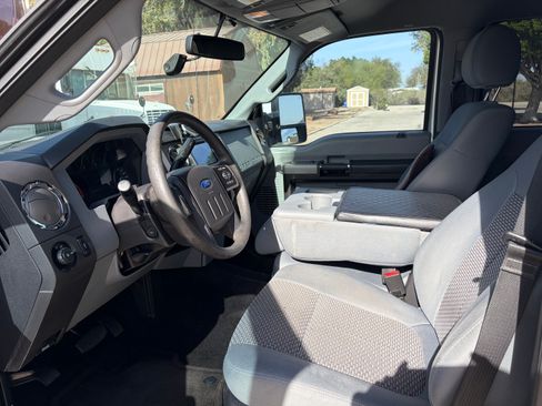 Used 2015 Ford F350 XLT w/ XLT Interior Package image 9