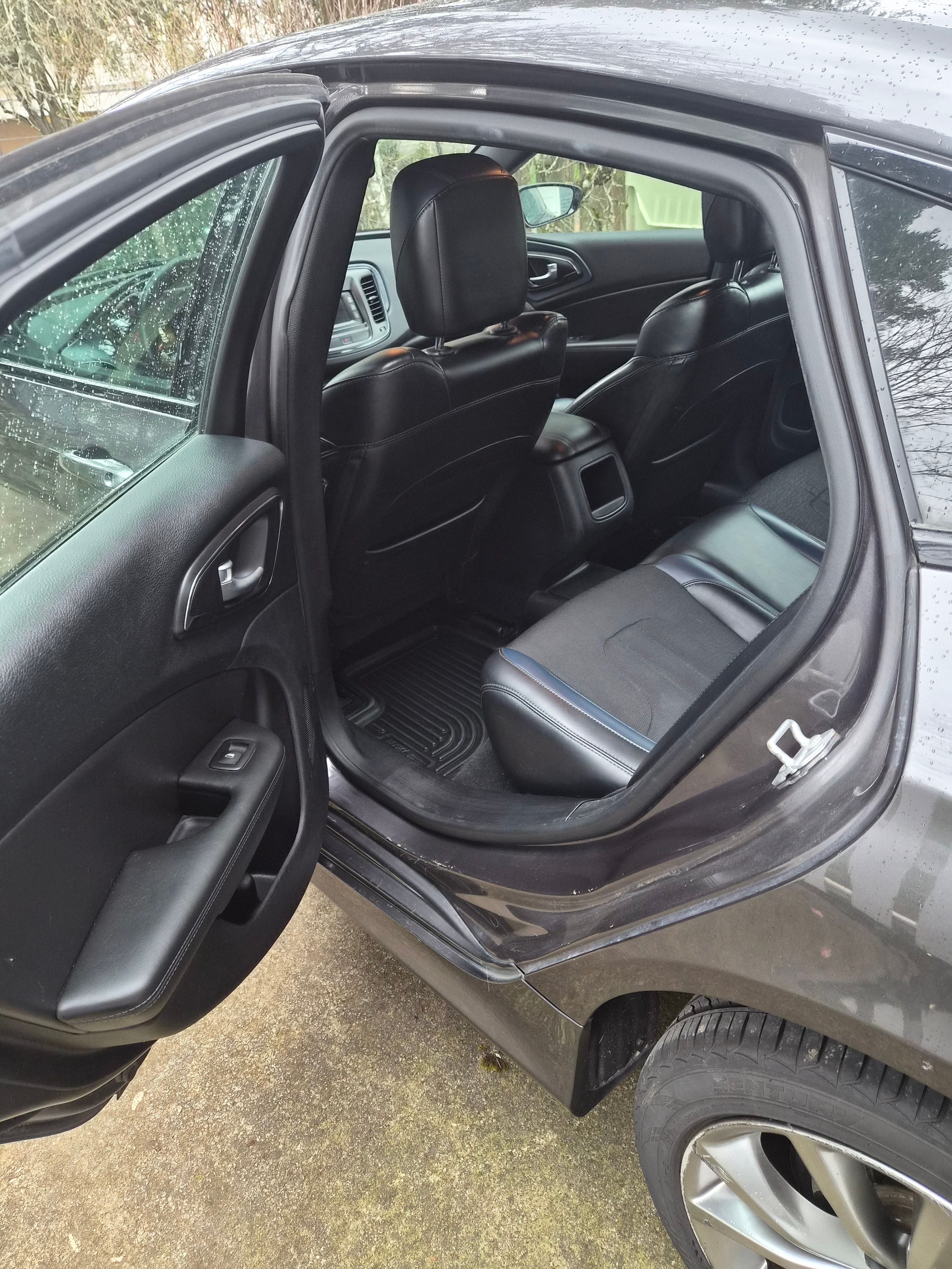 Used 2015 Chrysler 200 S FWD image 18