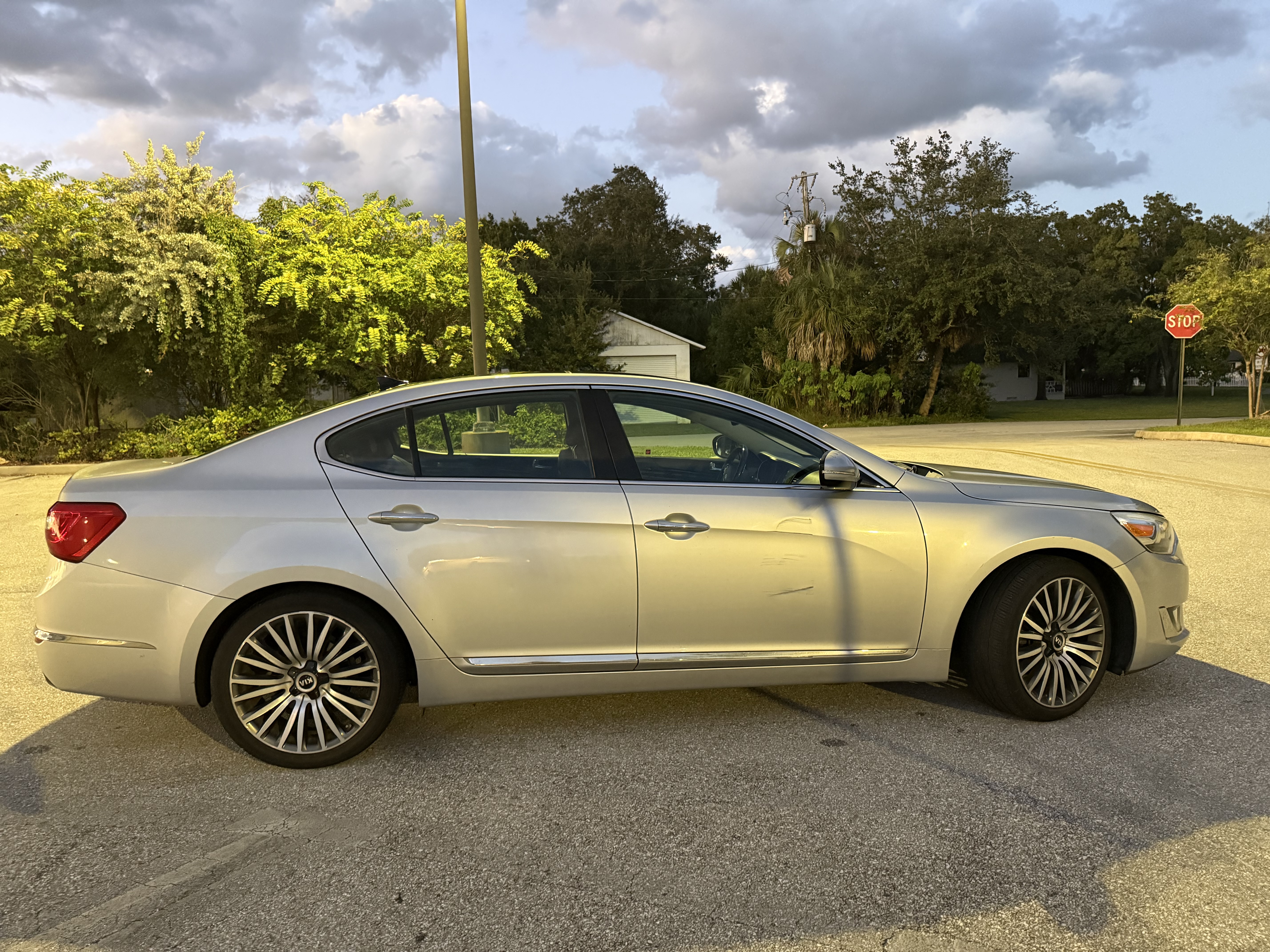Used 2016 Kia Cadenza Premium w/ Luxury Plus Package FWD image 2