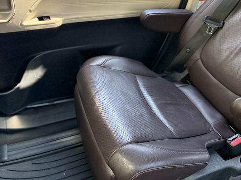 Used 2021 Toyota Sienna Platinum image 8