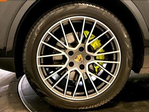 Used 2021 Porsche Cayenne E-Hybrid image 4