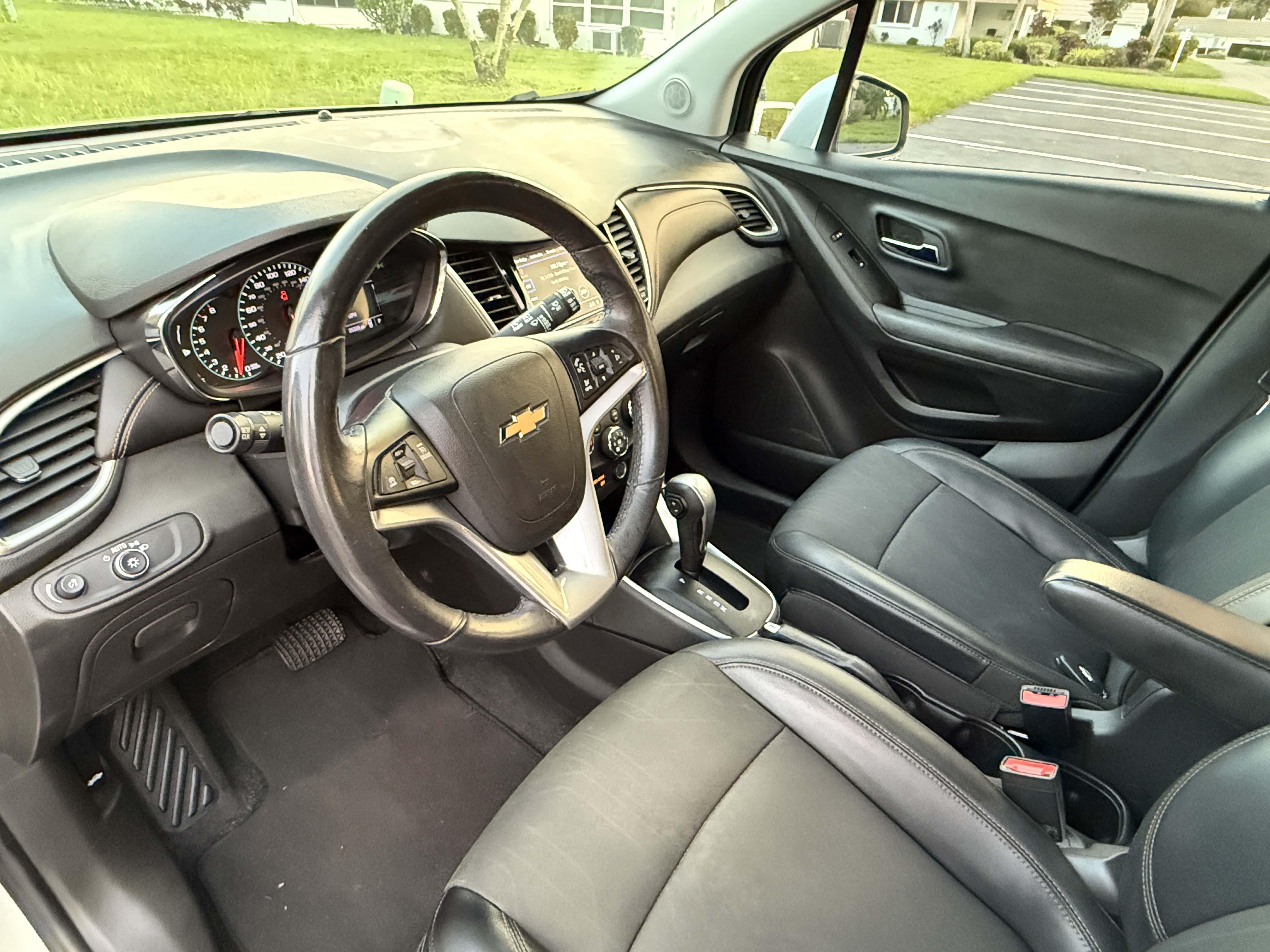 Used 2019 Chevrolet Trax LT w/ LT Convenience Package FWD image 12