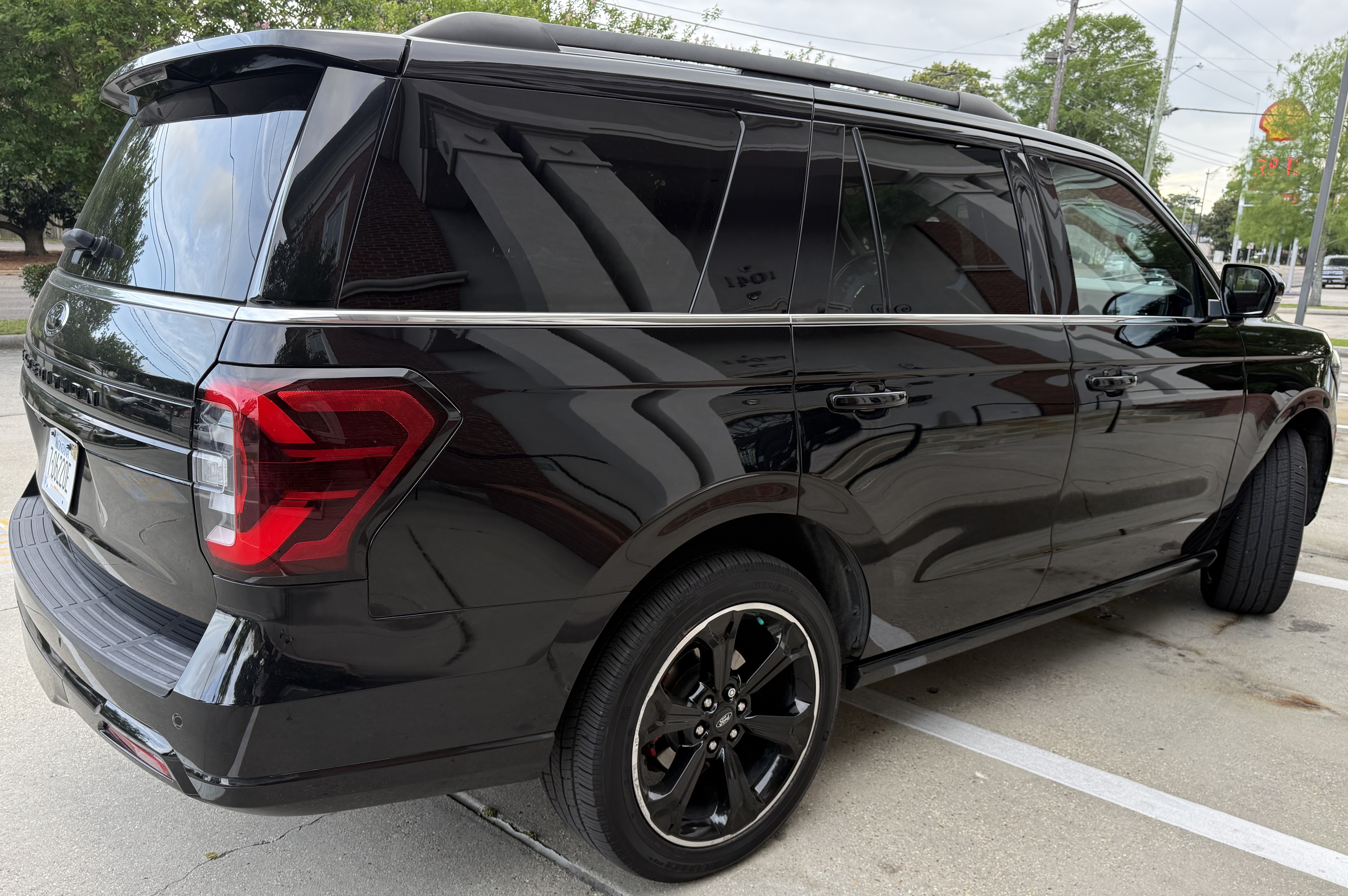Used 2023 Ford Expedition Limited AWD/4WD image 5