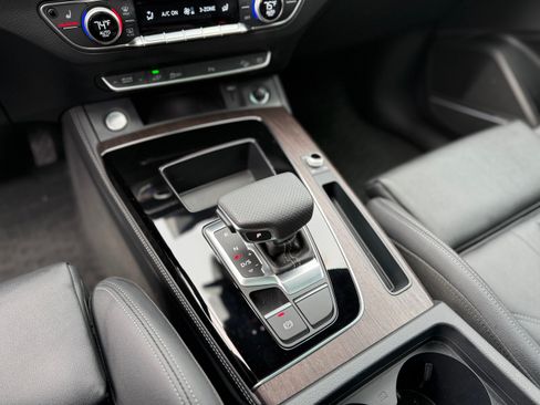 Used 2025 Audi Q5 e Premium Plus w/ Premium Plus Package image 4
