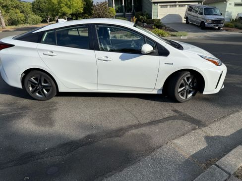 Used 2021 Toyota Prius XLE image 4