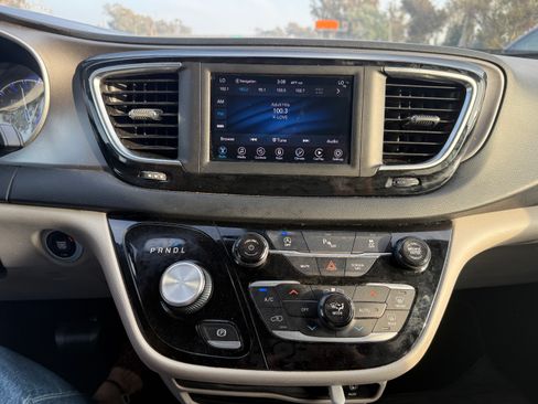 Used 2020 Chrysler Pacifica Touring-L image 4