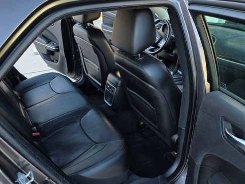 Used 2015 Chrysler 300 Limited image 17