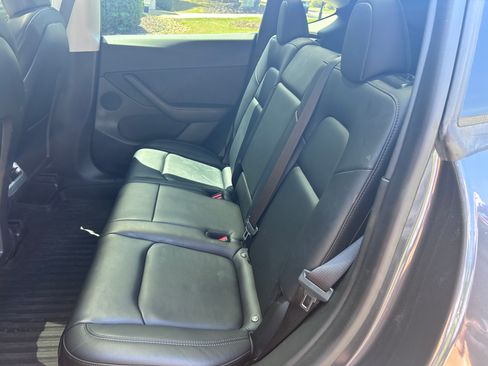 Used 2022 Tesla Model Y Long Range image 11