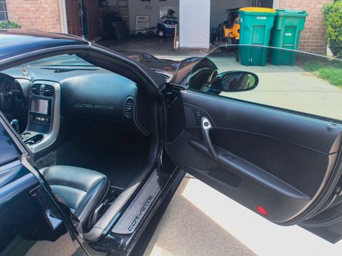 Used 2006 Chevrolet Corvette Coupe w/ Performance Package RWD image 2