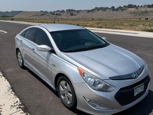 Used 2012 Hyundai Sonata Hybrid w/ Leather Pkg FWD image 2