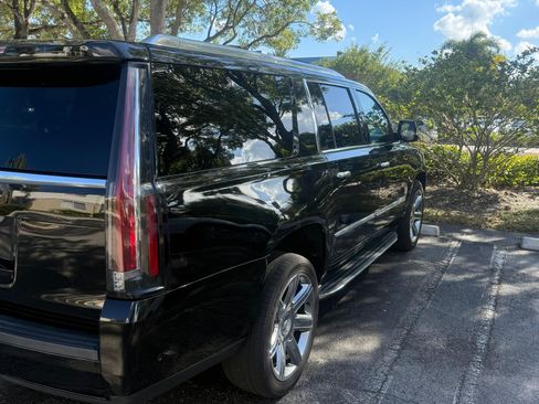 Used 2020 Cadillac Escalade ESV Luxury image 8