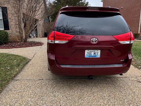Used 2011 Toyota Sienna XLE image 16