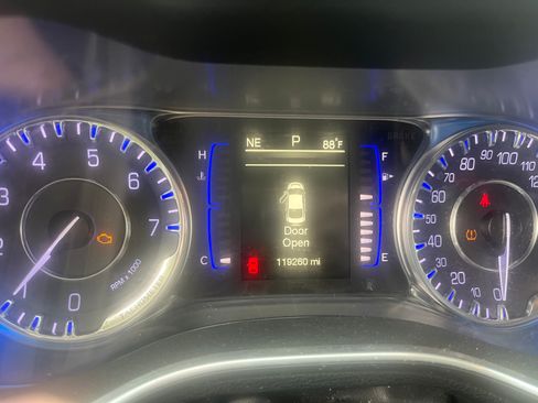 Used 2016 Chrysler 200 Limited FWD image 12