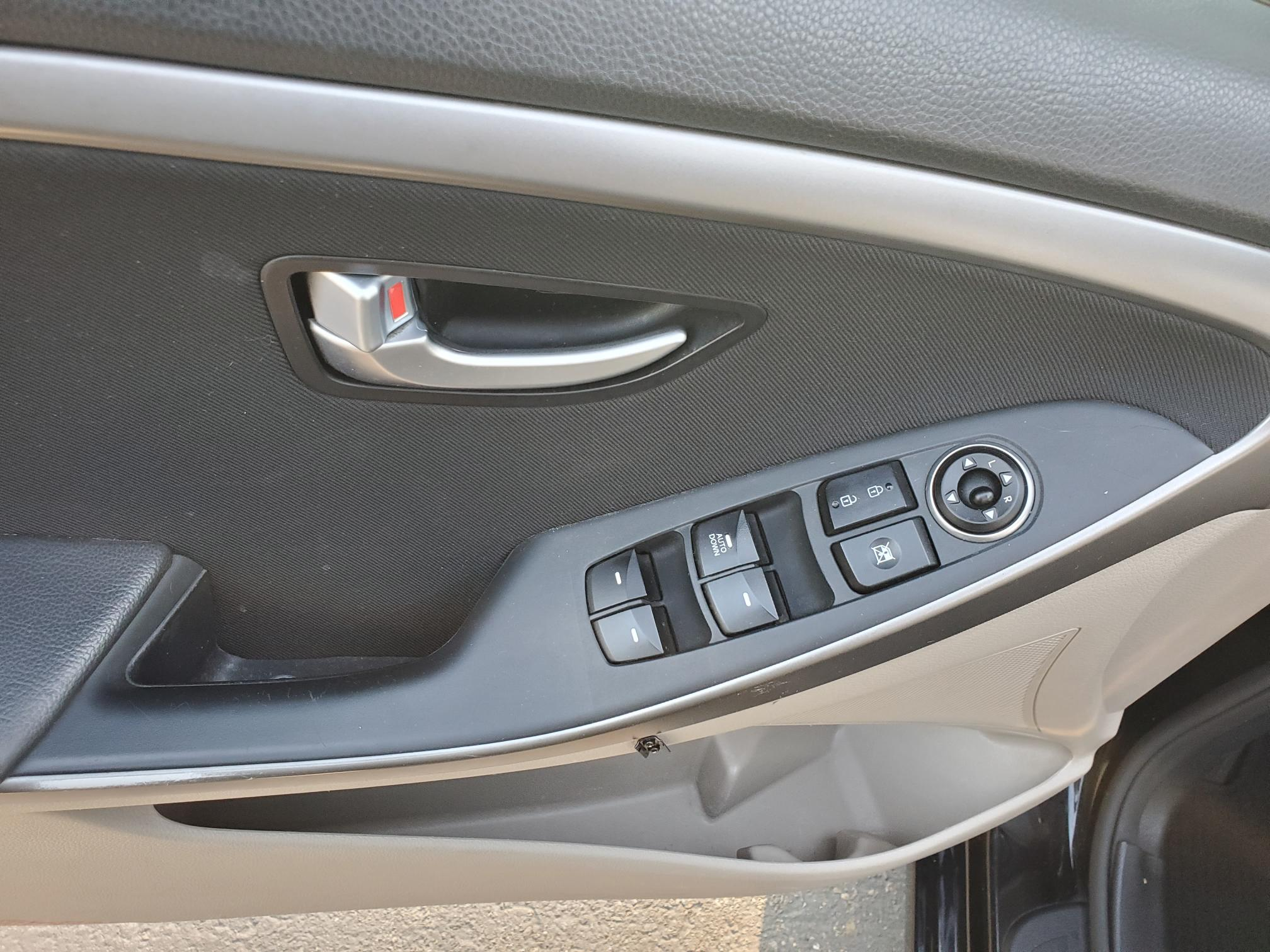 Used 2016 Hyundai Elantra GT FWD image 10
