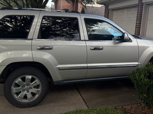 Used 2010 Jeep Grand Cherokee Limited w/ Trailer Tow Group IV image 4