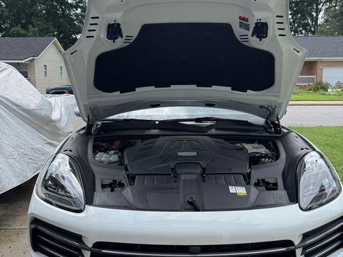 Used 2023 Porsche Cayenne AWD/4WD image 6