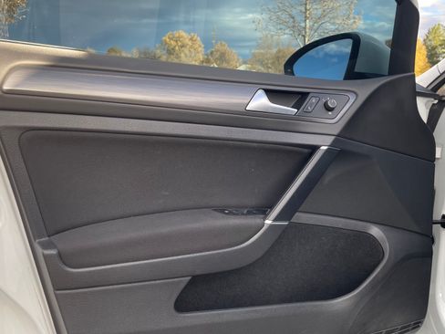 Used 2017 Volkswagen e-Golf SE image 11