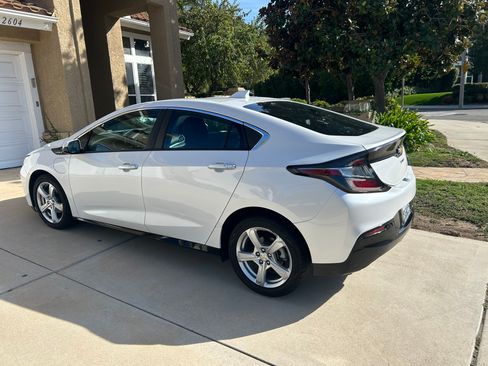 Used 2018 Chevrolet Volt LT w/ Comfort Package FWD image 4