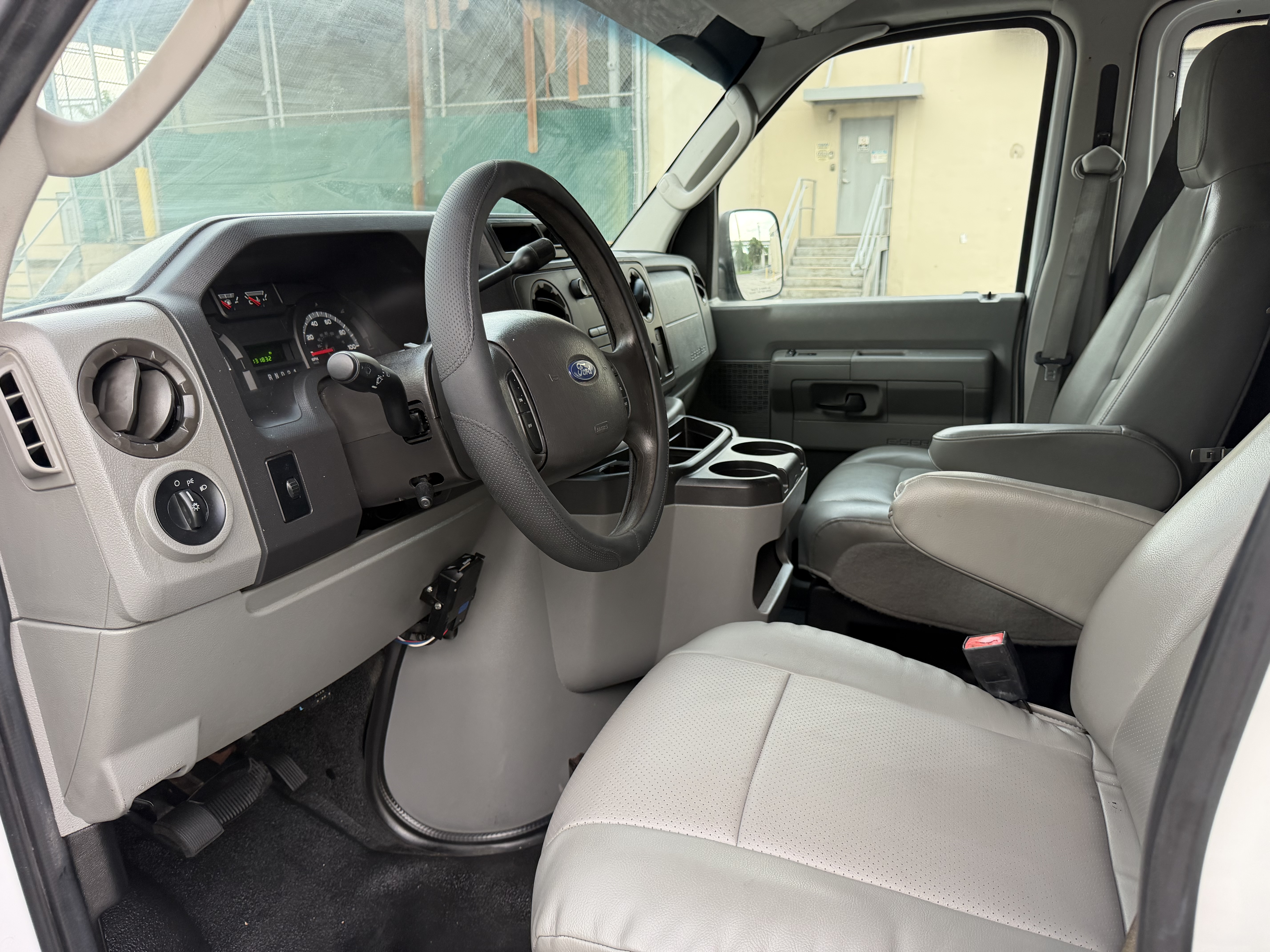 Used 2009 Ford E-350 and Econoline 350 Super Duty RWD image 9