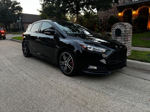 Used 2017 Ford Focus ST image 1