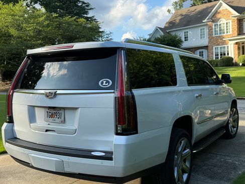 Used 2017 Cadillac Escalade ESV Luxury AWD/4WD image 4