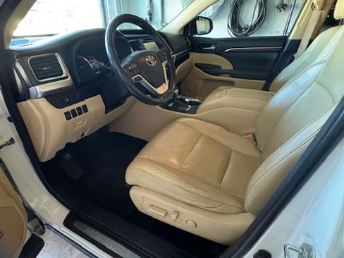 Used 2014 Toyota Highlander Limited image 11