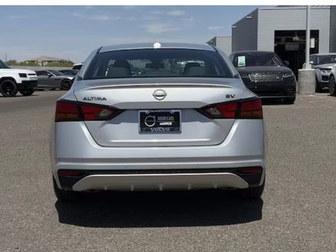 Used 2024 Nissan Altima 2.5 SV FWD image 4
