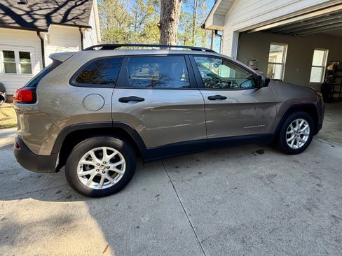Used 2016 Jeep Cherokee Sport image 2