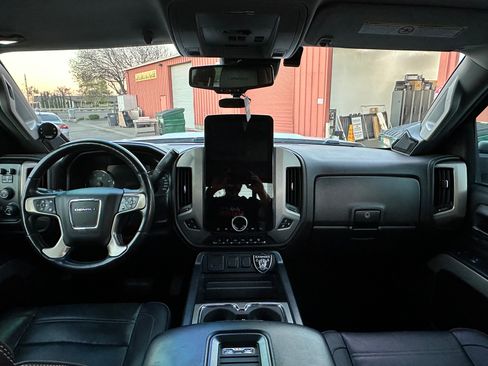 Used 2017 GMC Sierra 2500 Denali w/ Duramax Plus Package image 10