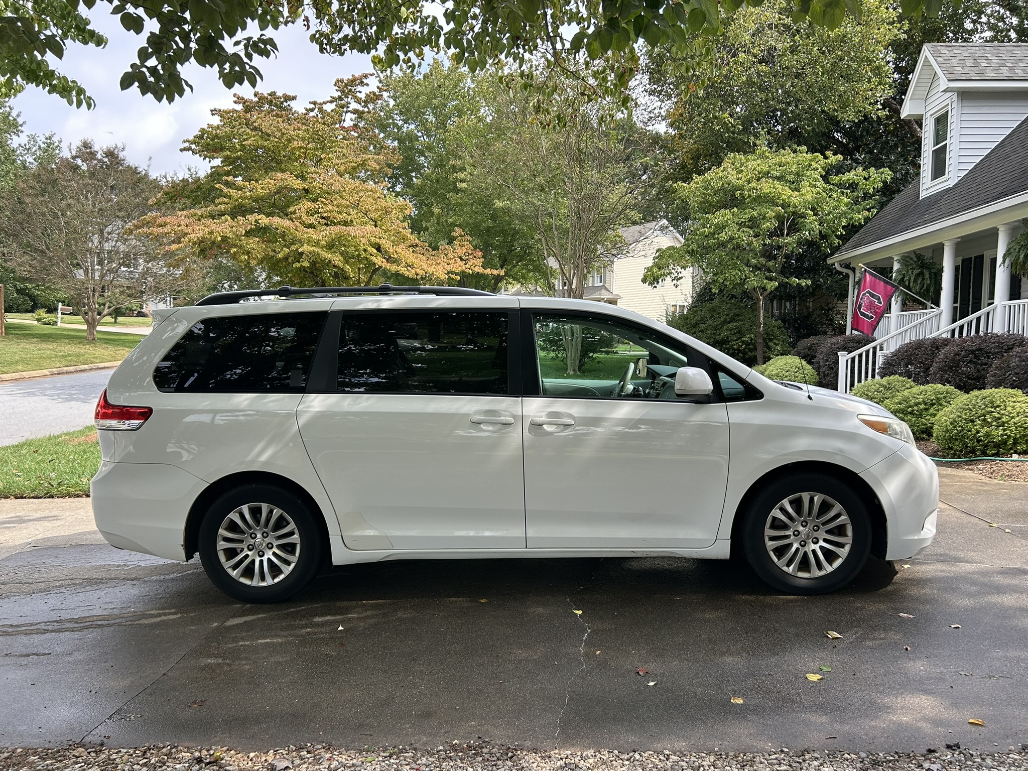 Used 2011 Toyota Sienna XLE FWD image 8