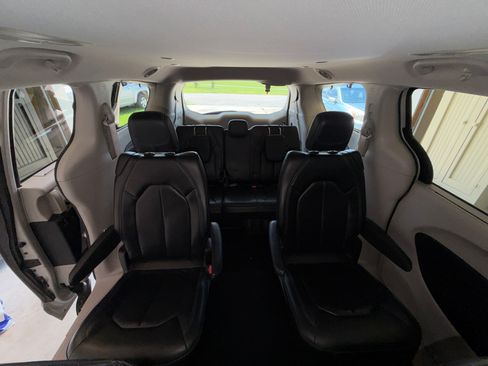 Used 2021 Chrysler Pacifica Touring-L FWD image 15