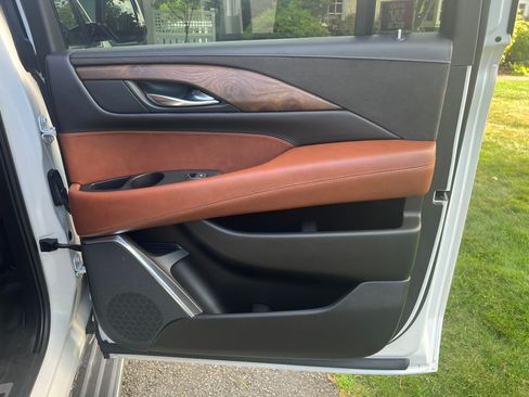 Used 2017 Cadillac Escalade ESV Luxury image 18