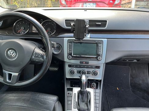 Used 2013 Volkswagen CC Executive image 11