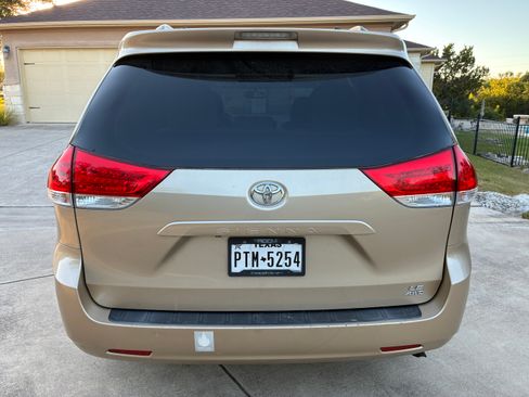 Used 2011 Toyota Sienna LE w/ Towing Pkg AWD/4WD image 6
