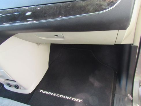 Used 2016 Chrysler Town & Country Touring FWD image 28