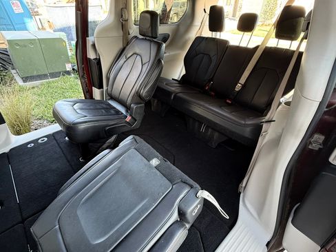 Used 2017 Chrysler Pacifica Touring-L Plus w/ Tire & Wheel Group image 15