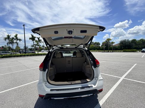 Used 2017 Nissan Rogue SV w/ SV Premium Package FWD image 9
