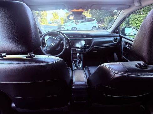 Used 2018 Toyota Corolla XLE image 26