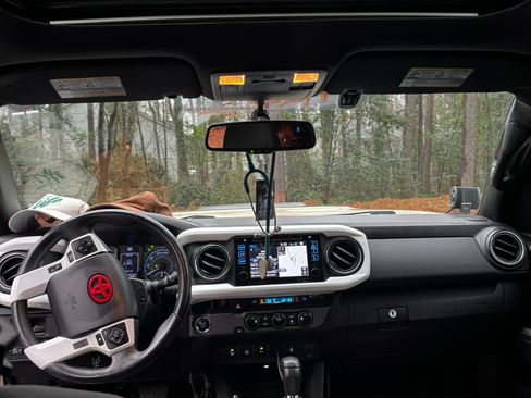 Used 2017 Toyota Tacoma TRD Sport image 10