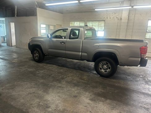 Used 2017 Toyota Tacoma SR RWD image 3