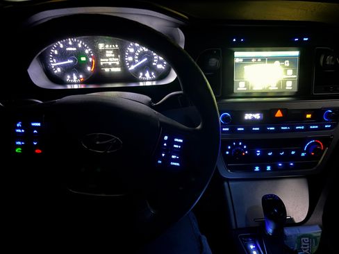 Used 2016 Hyundai Sonata SE FWD image 2